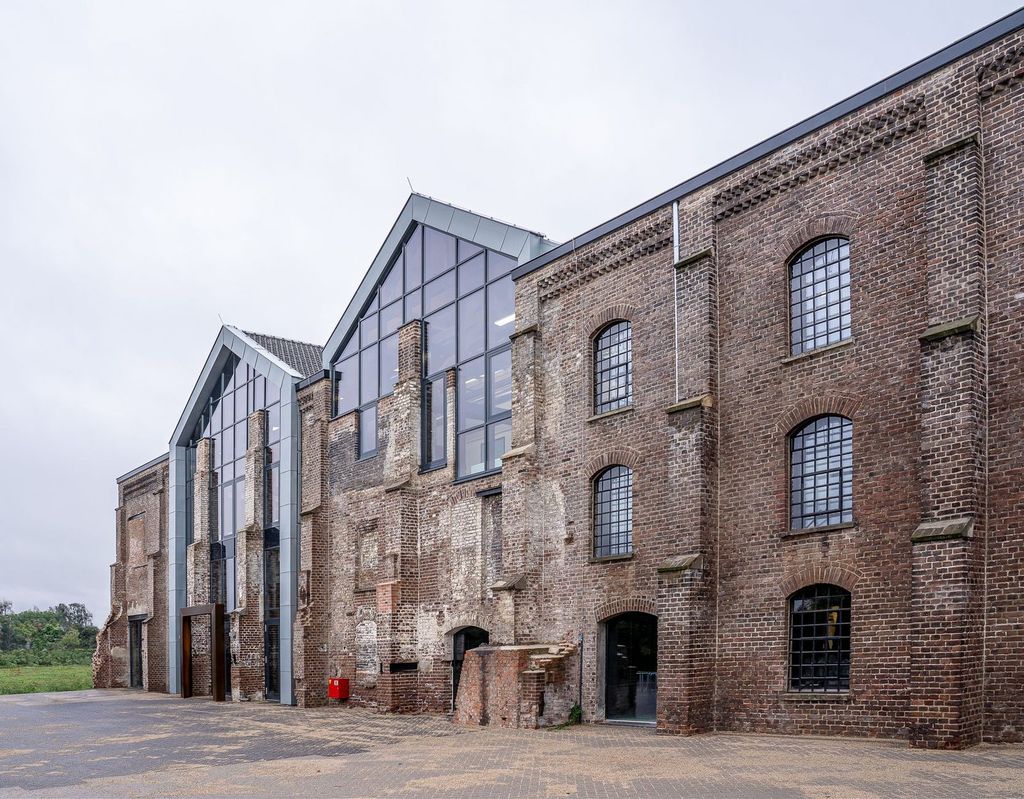 Ancienne fabrique en brique reconvertie.