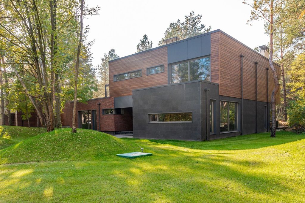 Bardage bois sur une maison contemporaine en volumes simples.