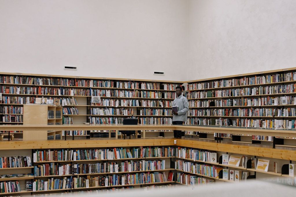 Bibliothèque sur deux niveaux, accessible par une galerie.