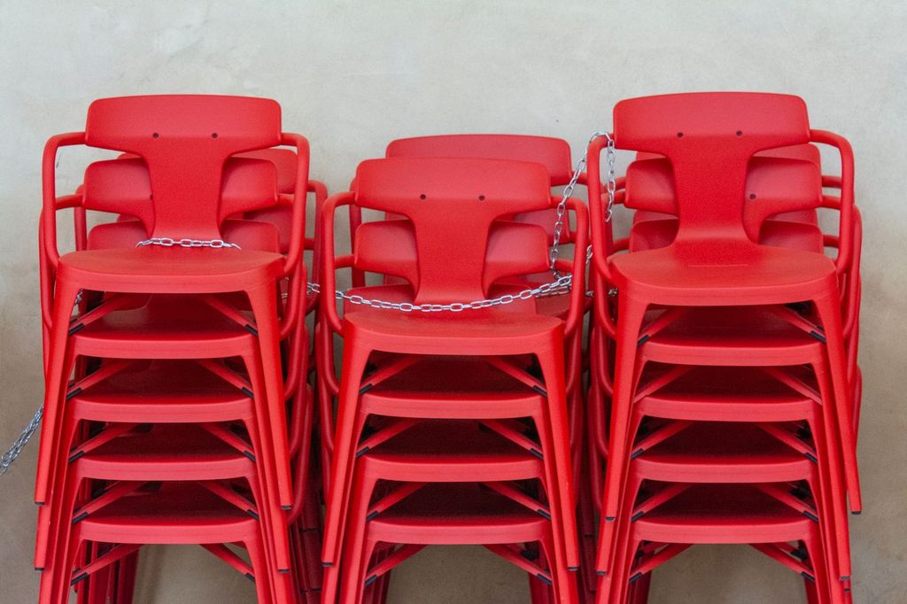 Chaises empilables : un rangement compact quand la grande tablée est terminée.