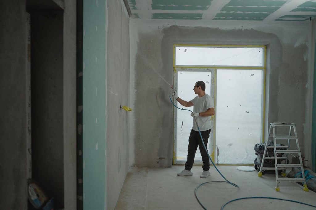Chantier de rénovation intérieure : préparation des murs avant les finitions.