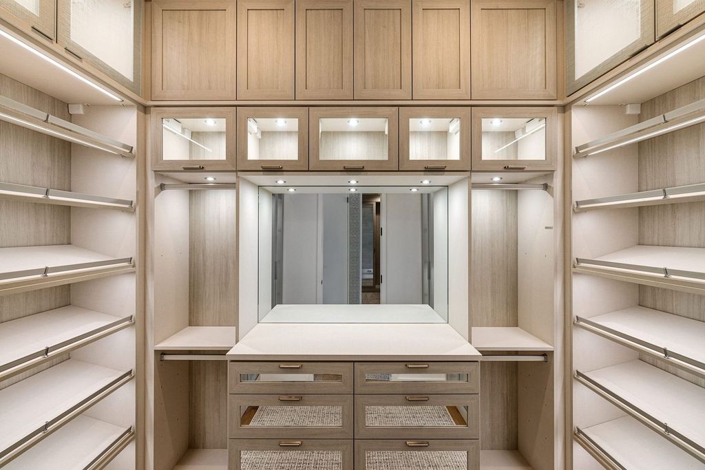 Dressing sur mesure du sol au plafond.