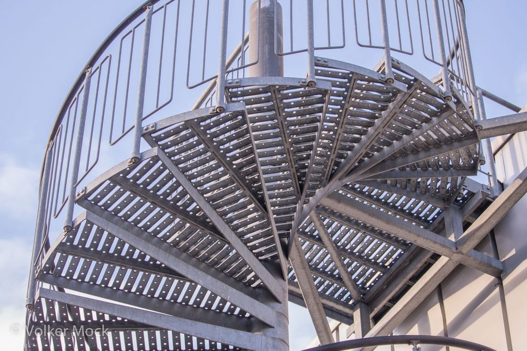 Escalier hélicoïdal métallique : une emprise au sol réduite.