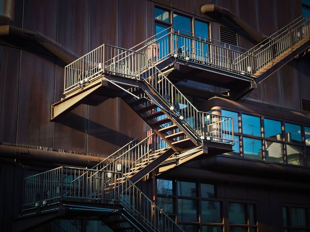 Escalier industriel en acier sur plusieurs niveaux.