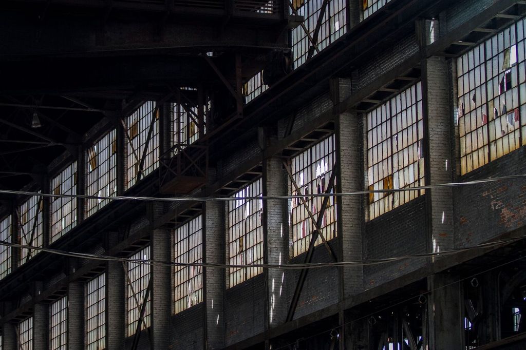 Fenêtres d’atelier en acier d’une ancienne halle industrielle.