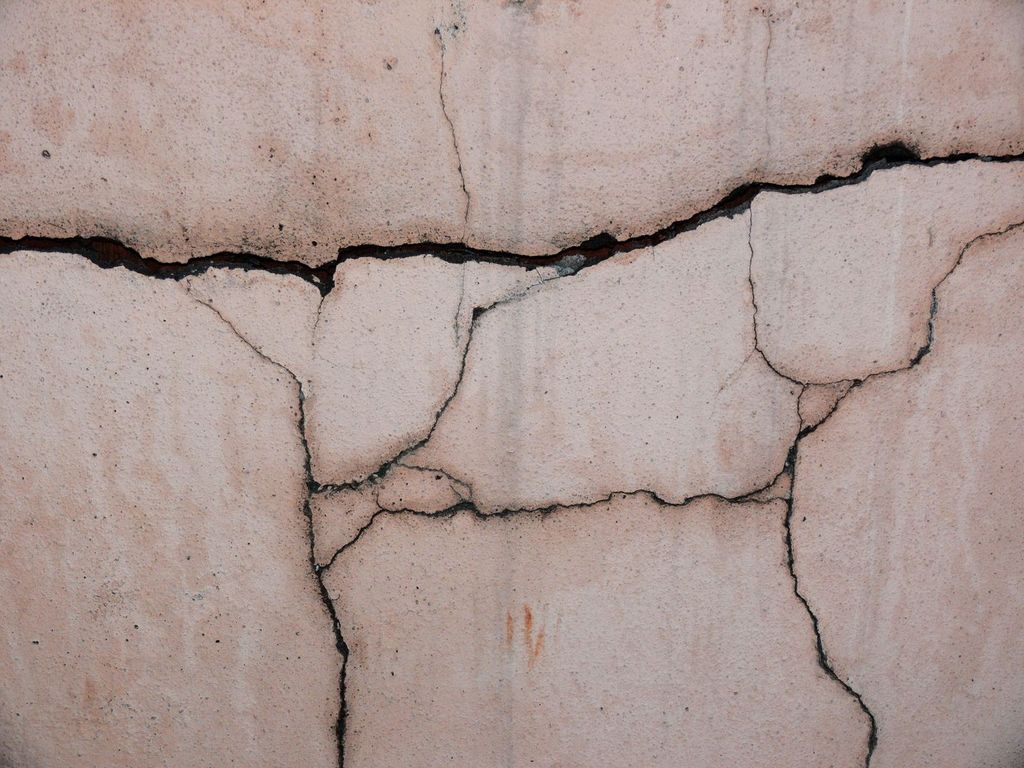 Fissures dans un mur : un des signes qu’un expert examine avant l’achat.