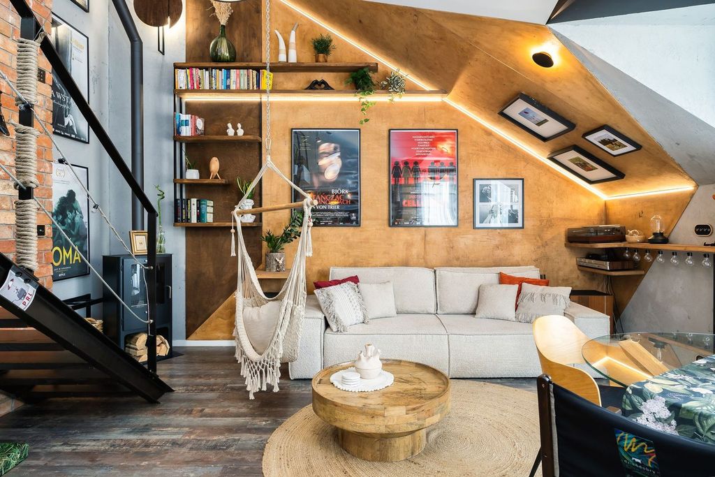 Loft aménagé : bois, escalier métallique et suspensions.