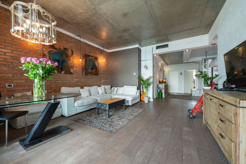 Loft aménagé : brique, béton et plan ouvert.
