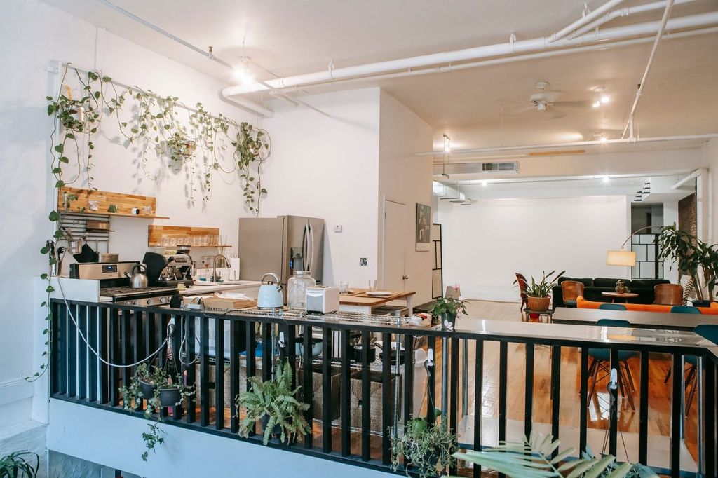 Loft avec mezzanine : un bien atypique, difficile à comparer aux logements classiques.