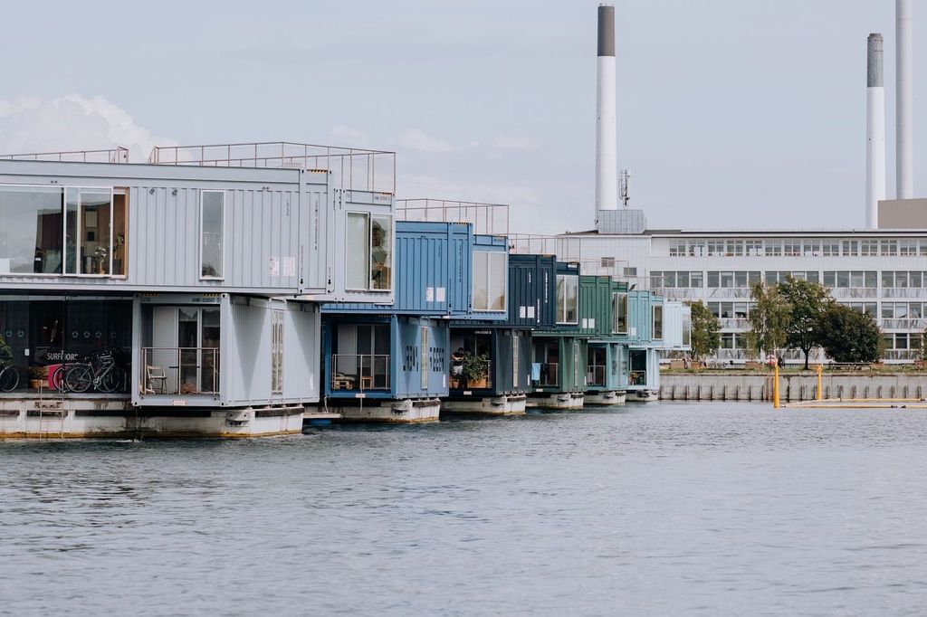 Logements en conteneurs posés au bord de l’eau : des modules standard assemblés en série.