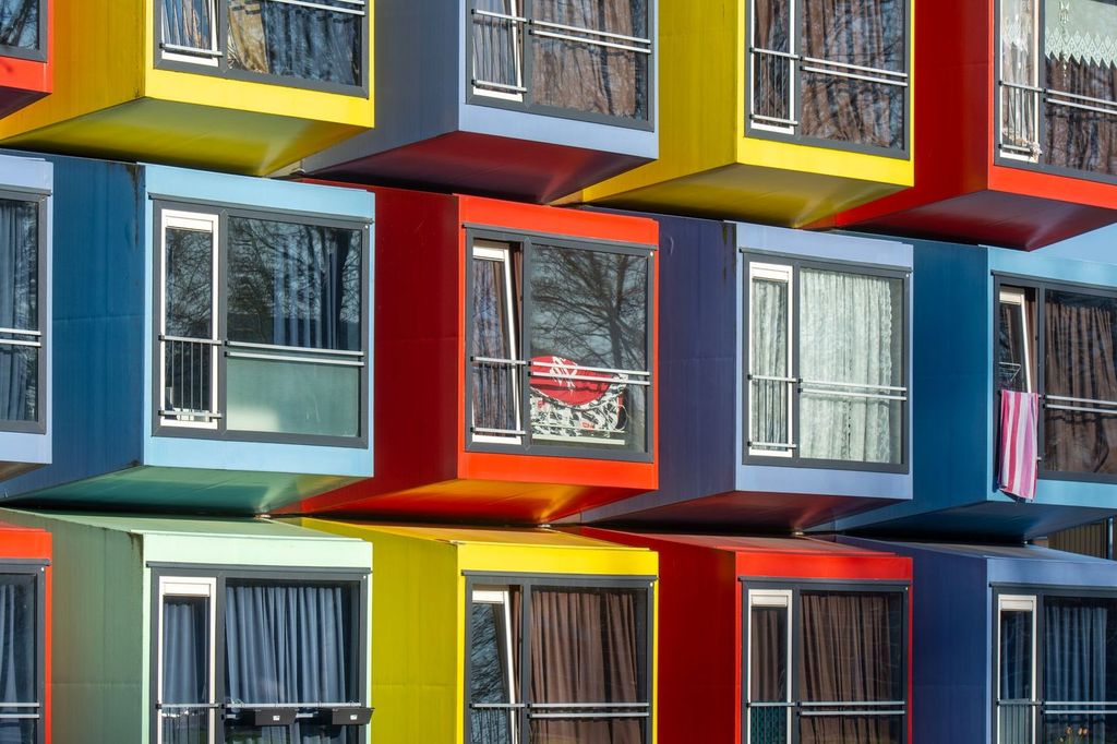 Logements modulaires empilés : des modules finis en usine.