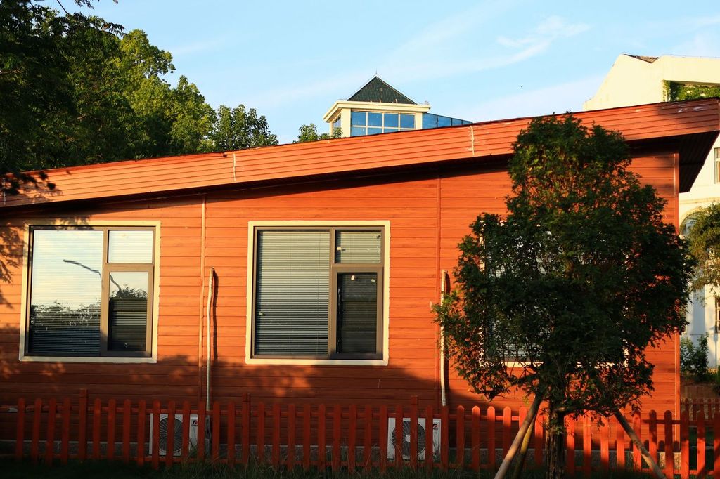 Maison préfabriquée de plain-pied, bardage coloré.