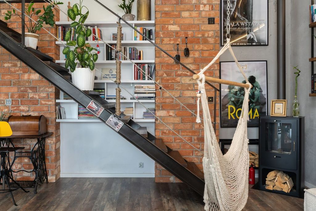 Mezzanine et escalier métallique dans un loft.