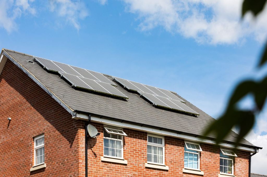 Panneaux photovoltaïques en toiture : la RE 2020 compte l’énergie consommée et l’empreinte carbone du bâtiment.