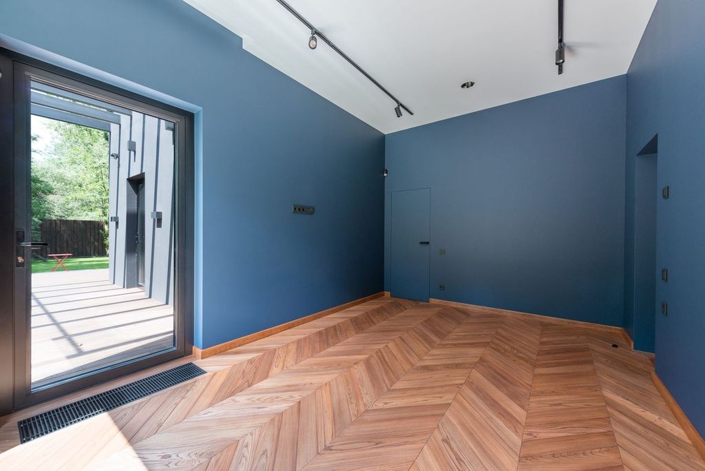 Parquet en chevrons : la chaleur du bois dans une pièce contemporaine.