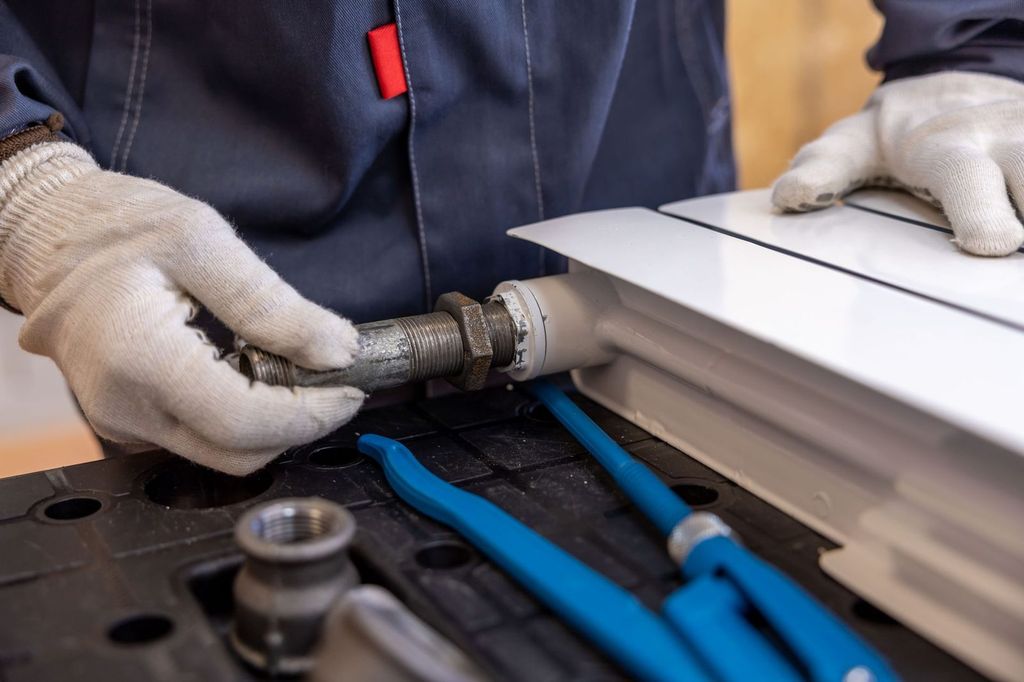 Raccordement d’un réseau de chauffage : le plancher chauffant se prévoit avant la chape.