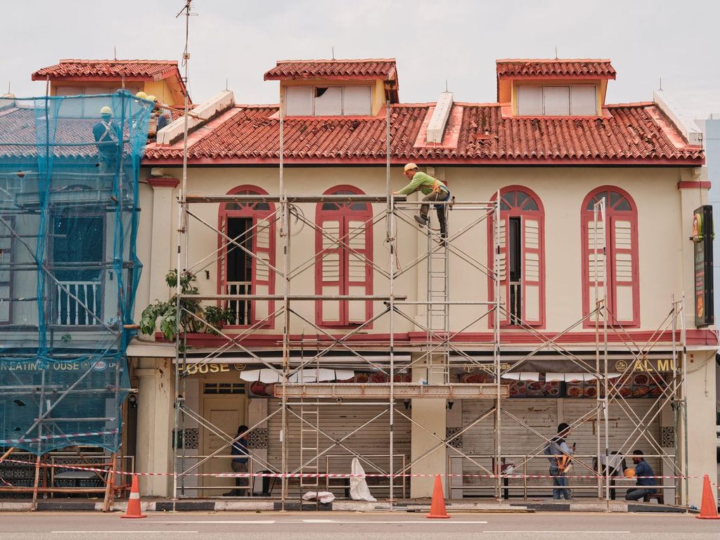 Ravalement de façade sous échafaudage.
