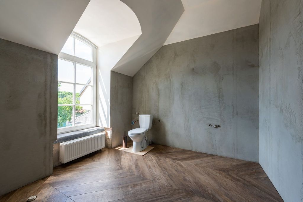 Salle d’eau en enduit minéral : murs continus, sans joint.