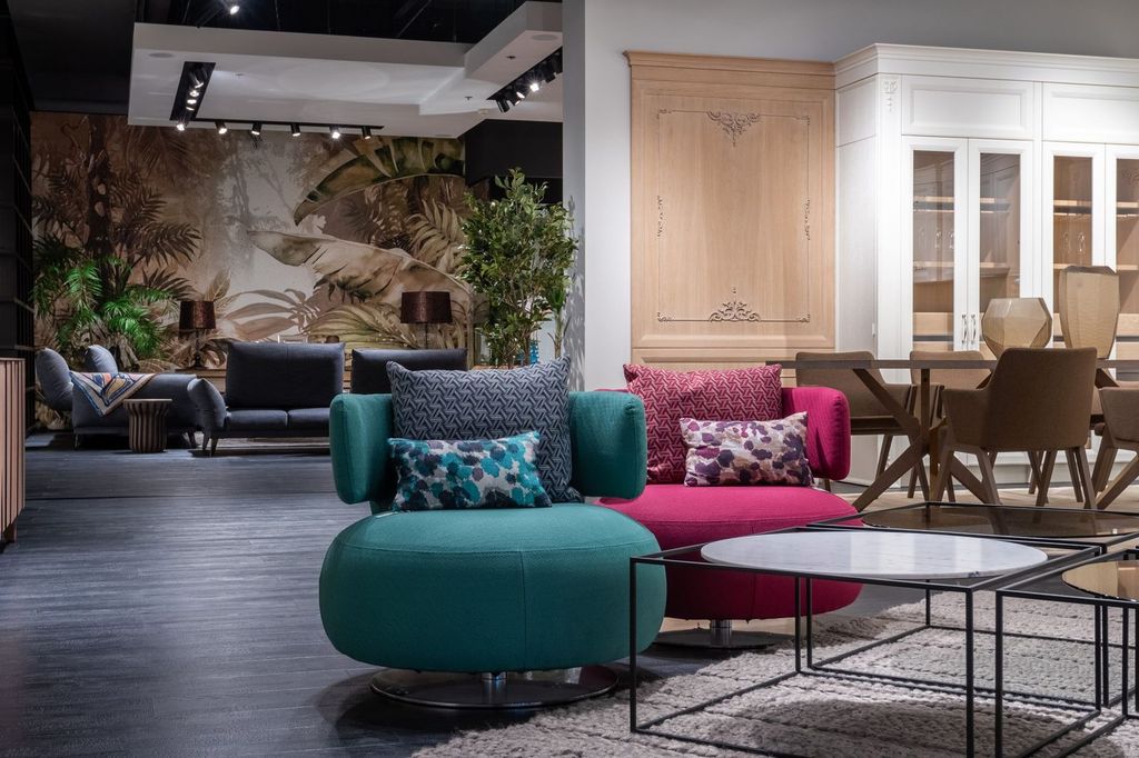 Stand d’ameublement : un salon de l’habitat permet de comparer matières et finitions.