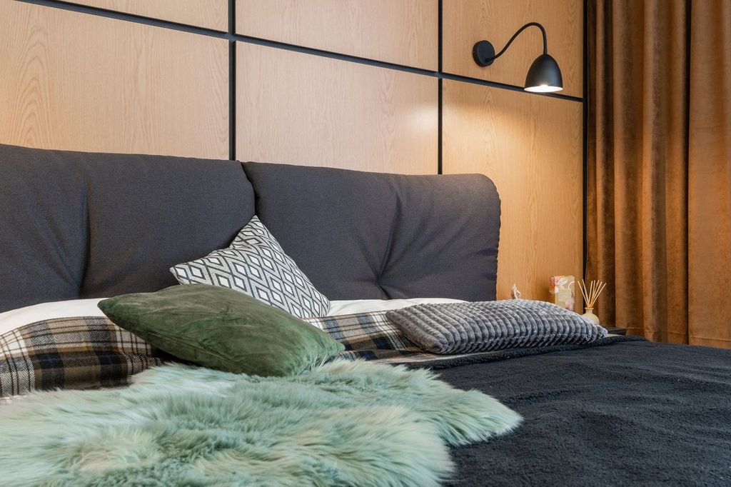 Tête de lit, plaid et coussins : les textiles font l’ambiance d’une chambre cosy.