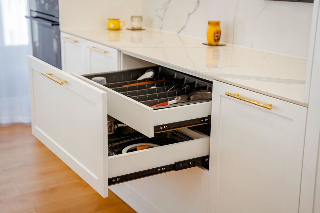 Tiroirs à sortie totale : le rangement s’intègre aux meubles de cuisine.