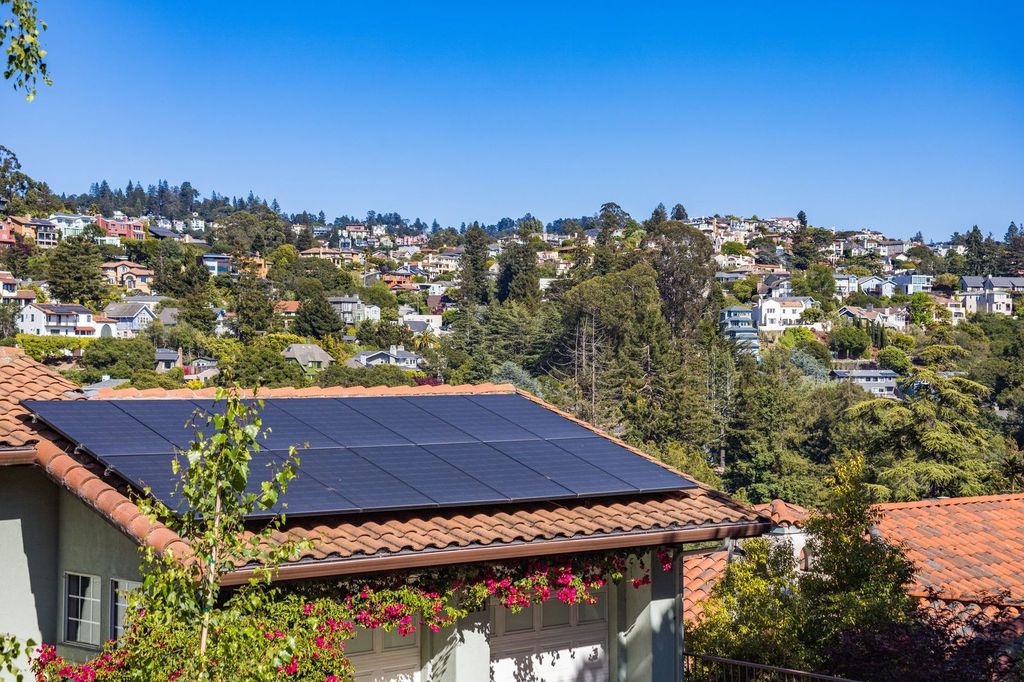 Toitures équipées de panneaux solaires.
