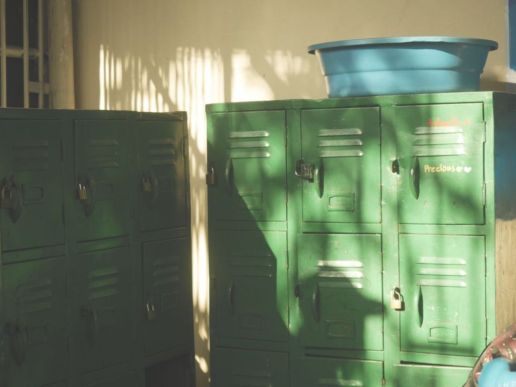 Vestiaires métalliques : un rangement robuste qui s’accorde au style industriel.