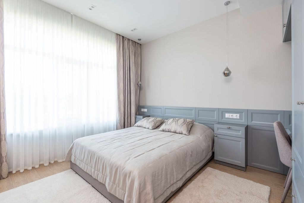 Voilages, teintes claires et peu d’objets : une chambre apaisée aide à l’endormissement.